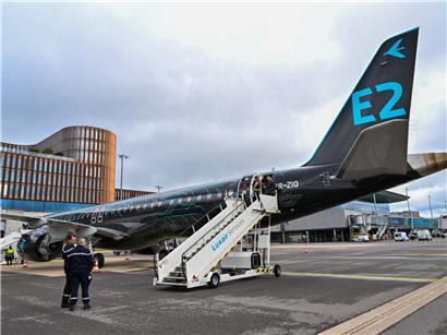 173 Passagiere warten am Flughafen wegen Flugumleitung während Reiseverzögerung und Flugänderung