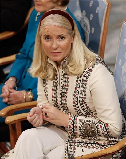Norwegische Kronprinzessin Mette-Marit bei offizieller Veranstaltung in eleganter Kleidung
