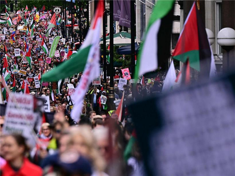Angespannte Lage: Zehntausende bei Demo von rechtsextremem Aktivisten in London Pro-palästinensische Kundgebung und Anti-Rassismus-Demonstration mit vereinten Teilnehmern auf der Straße