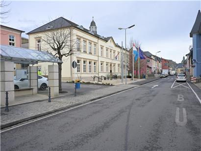 Rue Principale in Wormeldange mit sicheren Wegen für alle Verkehrsteilnehmer bei Tageslicht