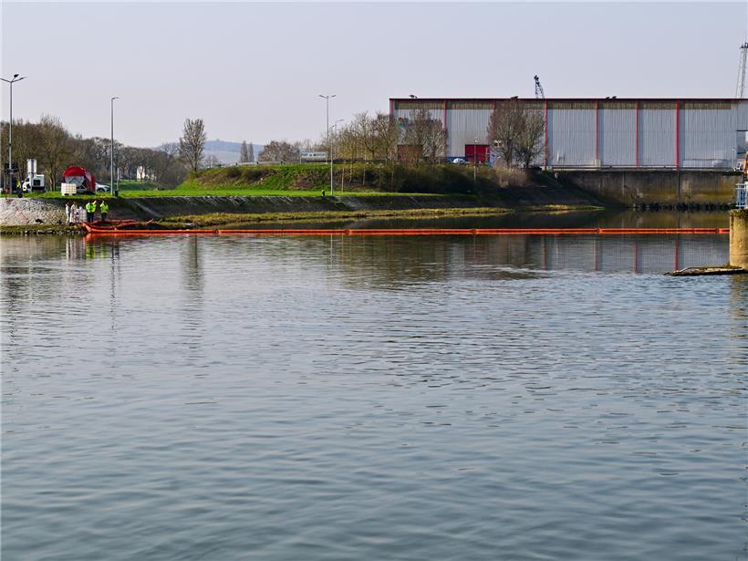 Schwimmende Barriere zur Rückhaltung von Öl auf Wasseroberfläche bei Umweltschutzmaßnahme