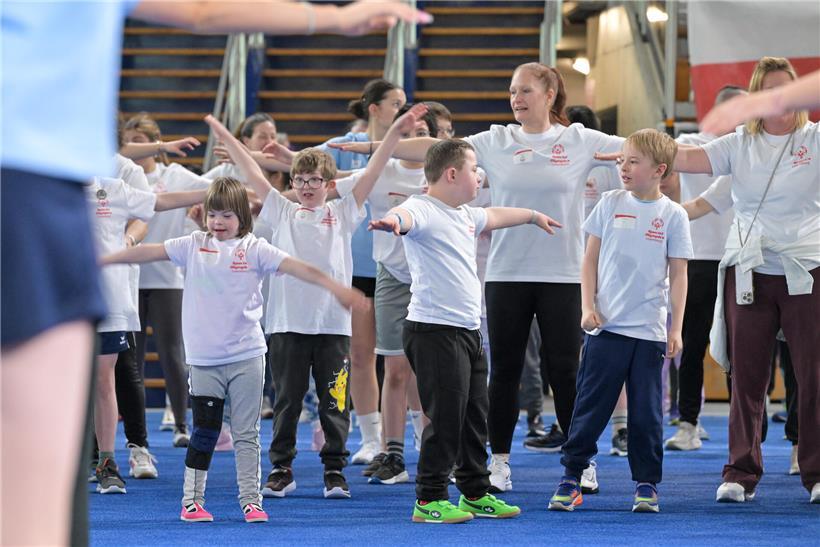 Viele Teilnehmer genießen gemeinsam eine spaßige Veranstaltung im Freien mit sonnigem Wetter und guter Stimmung.