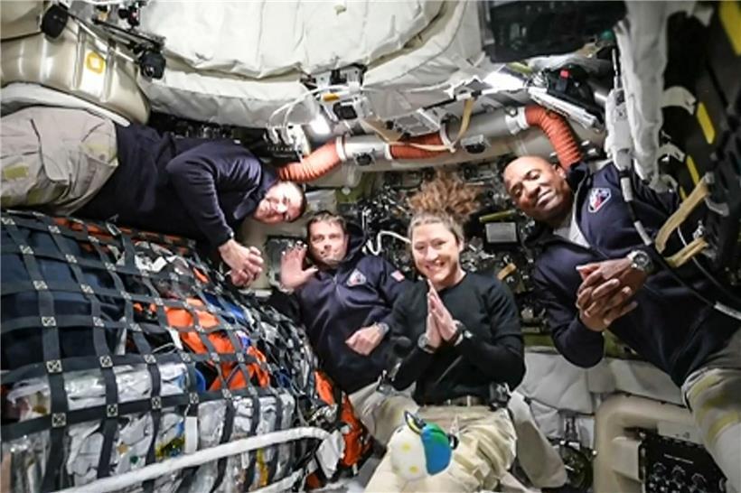 Artemis II Besatzung mit Jeremy Hansen, Reid Wiseman, Christina Koch und Victor Glover auf dem Weg zum ersten Mondumlauf seit 50 Jahren