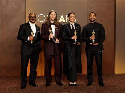 Preisträger von „Sinners“: Regisseur Ryan Coogler, Musiker Ludwig Goransson, Kamerafrau Autumn Durald, Schauspieler Michael B. Jordan.
