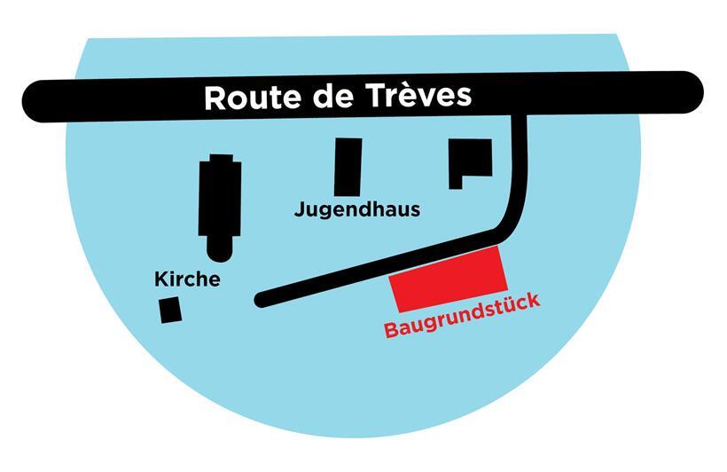 Zwei moderne Gebäude nahe der historischen Kirche in Senningen bei Luxemburg, Baustelle unter klarem Himmel