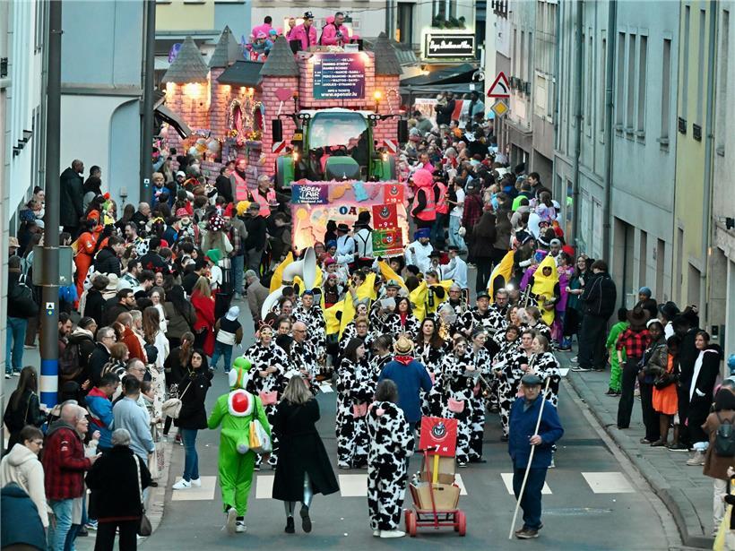 Logo der 2. Edition der Cliärrwer Naatskavalkad mit festlichem Karnevalsmotiv und bunten Farben