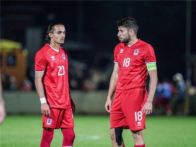 Porträt von Diego Duarte, männlich, lächelnd, mit dunklen Haaren vor neutralem Hintergrund