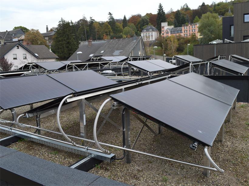 Diese PVT-Kollektoren erzeugen Strom wie ein Fotovoltaikmodul und gewinnen gleichzeitig Wärme