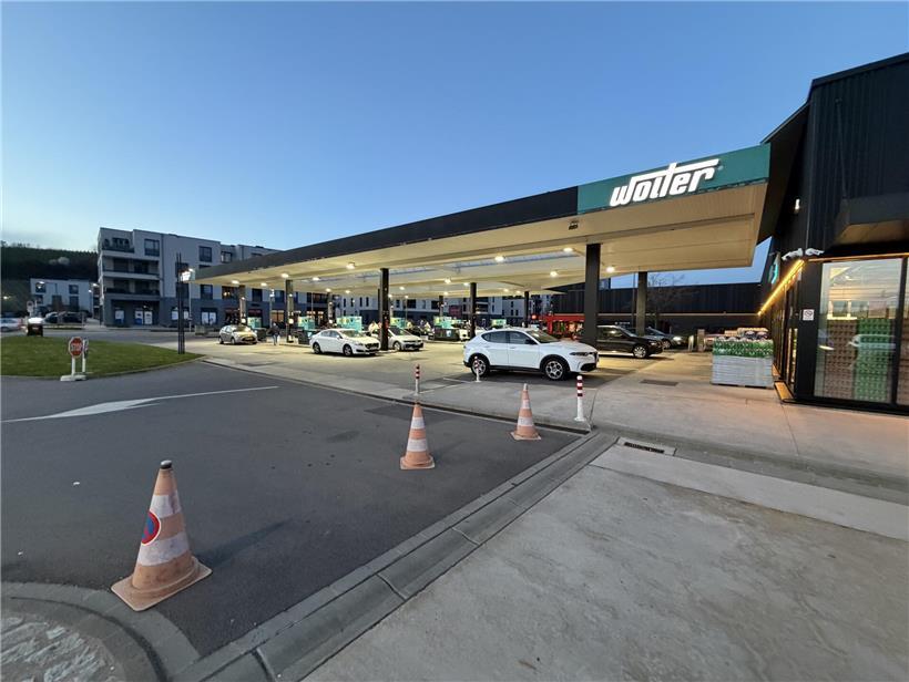 Tankstelle in Wasserbillig mit wenig Verkehr an einem ruhigen Dienstag, freie Zapfsäulen und leere Parkplätze