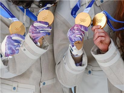 Olympische Goldmedaillen glänzend und unbeschädigt, Symbol für sportlichen Erfolg und Siege bei den Olympischen Spielen