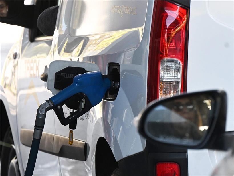 Glücklicher Diesel-Fahrer in Auto mit strahlendem Gesicht bei sonnigem Wetter auf der Straße