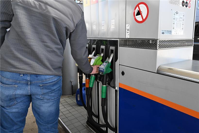 Preisschilder an Zapfsäulen zeigen steigende Diesel- und Heizölpreise ab Mittwoch