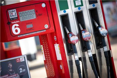 Preisschild zeigt sinkende Preise für Diesel und Heizöl an Tankstelle und Heizöl-Lager