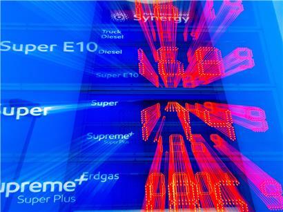 Diesel-Tankstelle mit steigenden Preisen am Dienstag, Kraftstoffkosten erhöhen sich sichtbar auf der Anzeigetafel