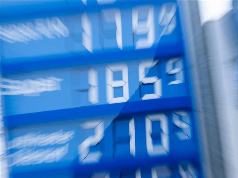 Diesel-Tankstelle mit steigenden Preisen am Dienstag, Kraftstoffkosten erhöhen sich sichtbar auf der Anzeigetafel