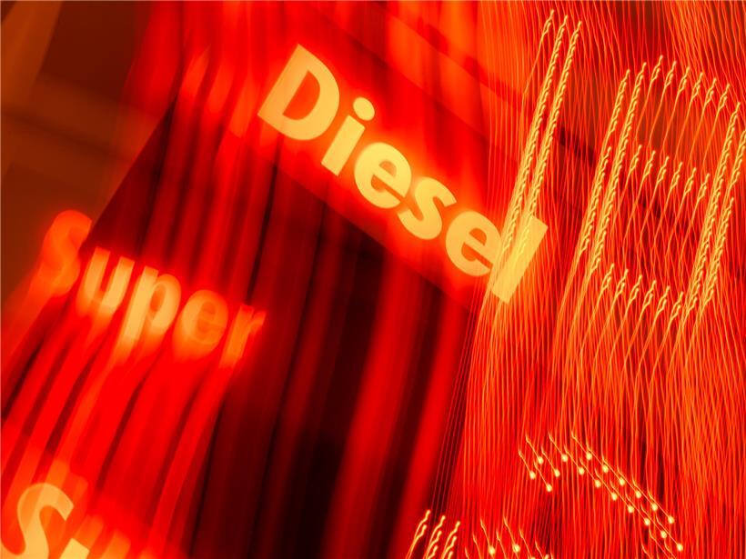 Diesel-Tankstelle mit Preisanzeige, die am Freitag gesenkte Kraftstoffpreise zeigt