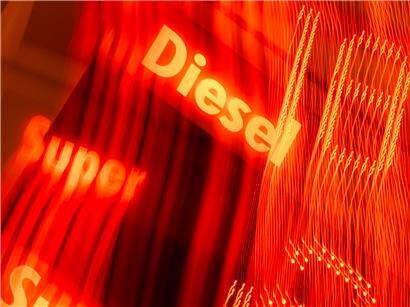 Diesel-Tankstelle mit Preisanzeige, die am Freitag gesenkte Kraftstoffpreise zeigt