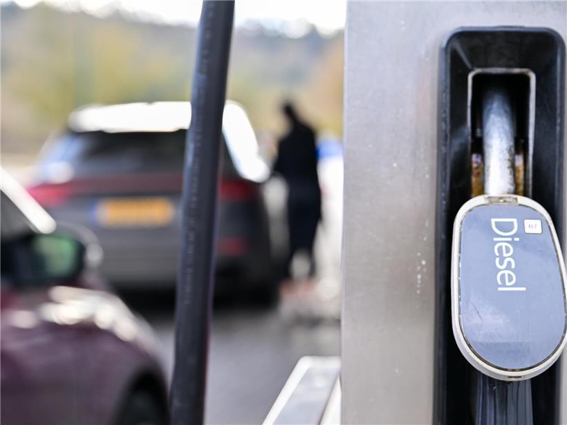 Diesel-Tankstelle mit Preisanzeige, die niedrigere Preise am Samstag für günstigen Kraftstoff zeigt