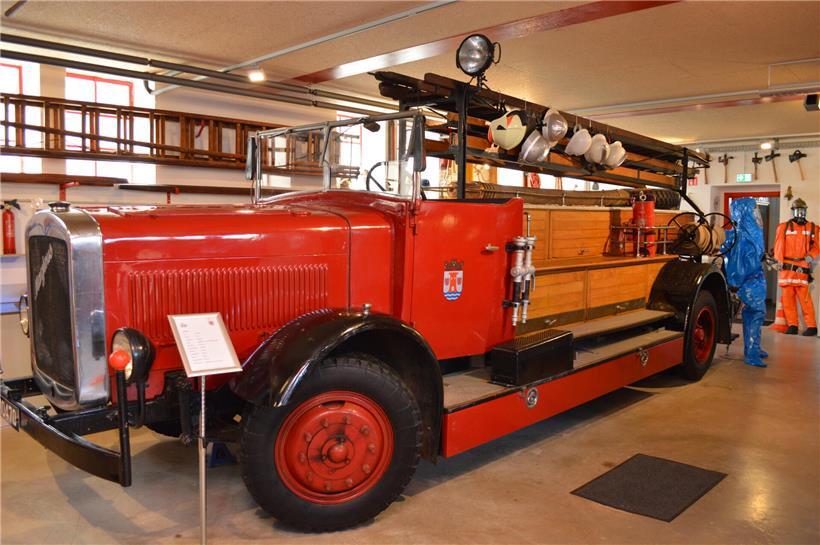 Geschichte und Geschichten: So funktionierte das Rettungswesen früher Einsatzwagen der Feuerwehr in Halle Colmar-Berg, restauriert von Frënn vum Pompjeesmusée und nach Wiltz gebracht