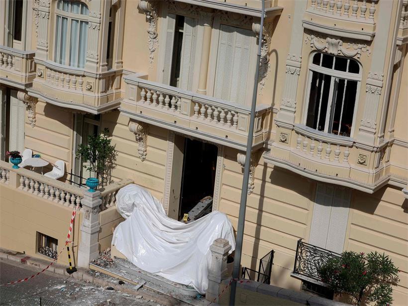 Bombenräumkommando am Eingang eines Wohngebäudes in Monaco im Einsatz am 30. Juni 2026