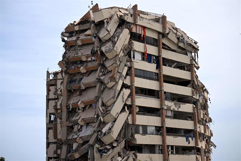 UNO: 920 Tote und mehr als 50.000 Vermisste nach Erdbeben Beschädigtes Wohngebäude nach Erdbeben, unbewohnbar mit sichtbaren Rissen und Trümmern am Fundament