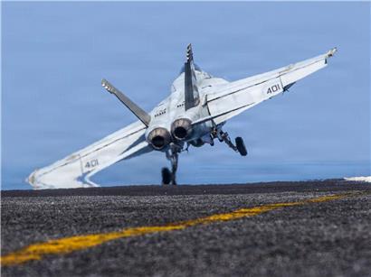 F/A-18E Super Hornet Kampfjet in Flug des US Central Command mit blauem Himmel im Hintergrund