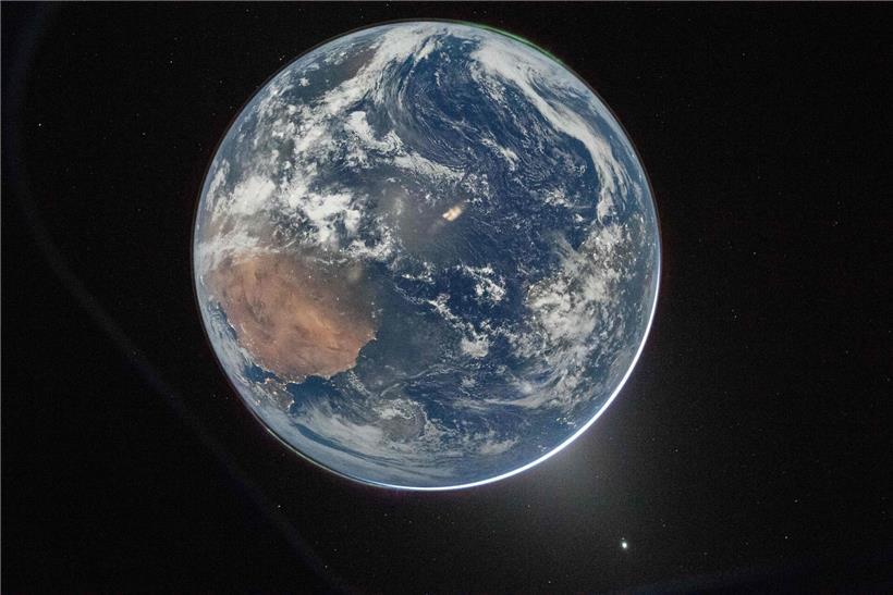 Blick aus dem Orion-Raumschifffenster auf die Erde, NASA-Aufnahme im Weltraum mit blauen Ozeanen und Wolken