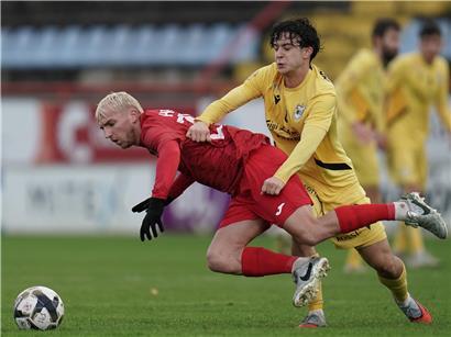 Diogo Monteiro, aufstrebendes Fußballtalent beim F91 Düdelingen, im Trikot auf dem Spielfeld stehend