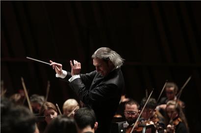 Dirigent Vladimir Jurowski leitet erstklassiges Konzert in der Philharmonie vor begeistertem Publikum
