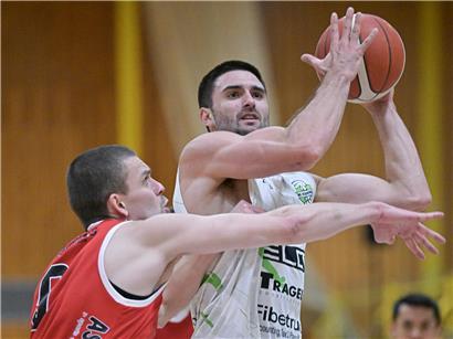 Domenick Sleva trifft entscheidenden Buzzer-Beater und wird Matchwinner im Basketballspiel