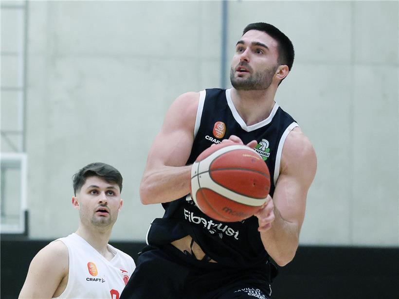 Domenick Sleva als Mamer Profi führt sein Team zum wichtigen Sieg gegen Racing im spannenden Fußballspiel