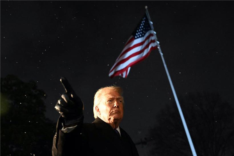 Donald Trump zeigt Richtung, unterwegs von Washington nach Mar-a-Lago im Februar