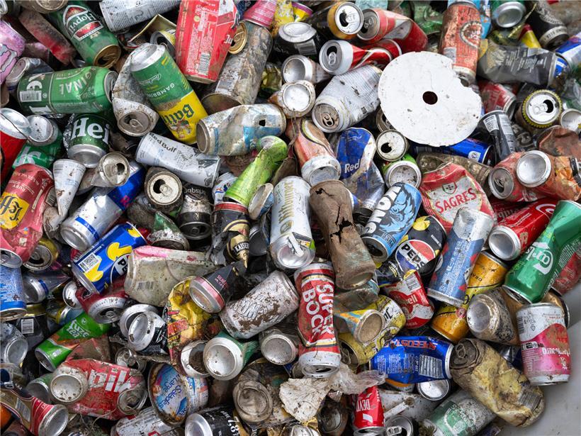 Gesammelte Dosen aus Flüssen und Bächen nach zwei Wochen Umweltschutzaktion