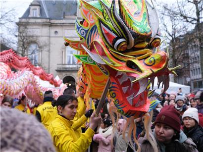 Drachen- und Löwentänze bei traditionellem Fest, zeigen monatelange Vorbereitung und präzise körperliche Disziplin