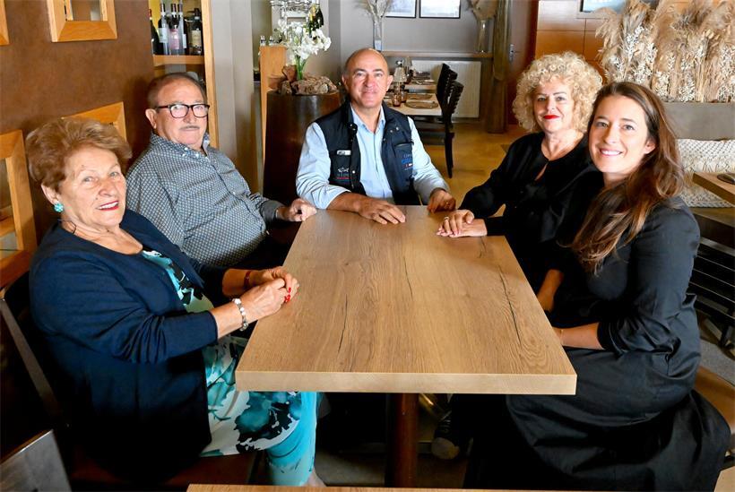 Vom kleinen Café zur Institution: „Chez Toni“-Gründer ist gestorben Drei Generationen Famiglia Ceccacci: Christina, Toni, Luigi, Sylvie und Deborah (v.l.)