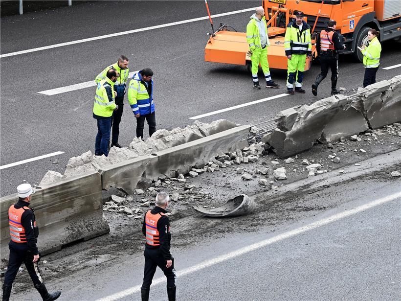 Schwer beschädigte kalifornische Mauer nach LKW-Crash auf der A6 bei Strassen, Unfallstelle mit Trümmern und Einsatzfahrzeugen