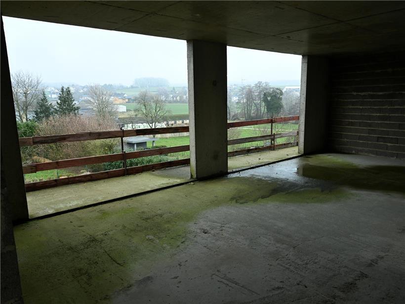 Grüne Flecken an Wänden und Decken eines Gebäudes nach langer Baupause und Feuchtigkeitsschäden