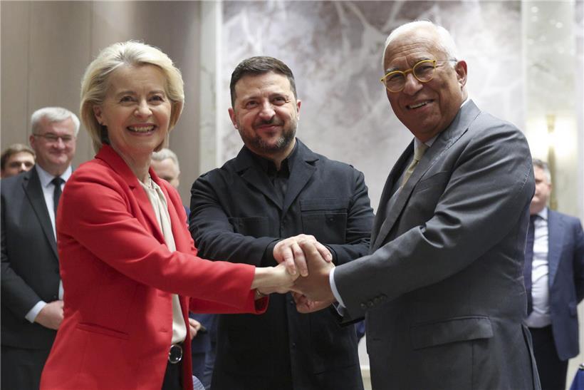EU-Kommissionspräsidentin von der Leyen, Präsident Selenskyj und Ratspräsident Costa freuen sich über 90 Milliarden Euro EU-Darlehen für Ukraine