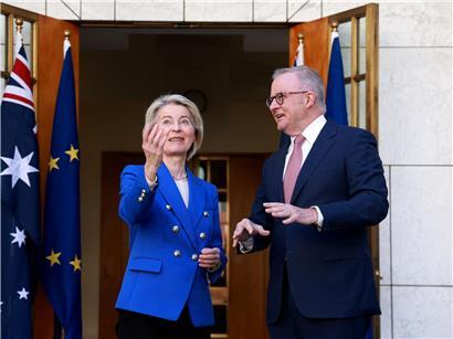 Ursula von der Leyen wird in Canberra vom australischen Premierminister Anthony Albanese begrüßt, EU-Australien Treffen