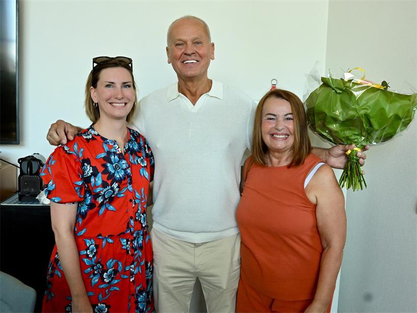 Editpress-Direktorin Michelle Cloos mit Milan Jovic und seiner Frau Biljana bei Veranstaltung