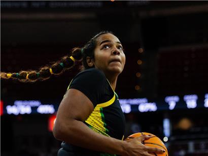 Ehis Etute zeigt starke Basketball-Leistung im US-College-Basketballspiel auf dem Spielfeld