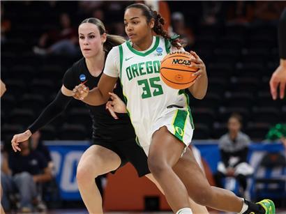 Ehis Etute erzielt wichtigen Korb für die Ducks im Basketballspiel am Freitag