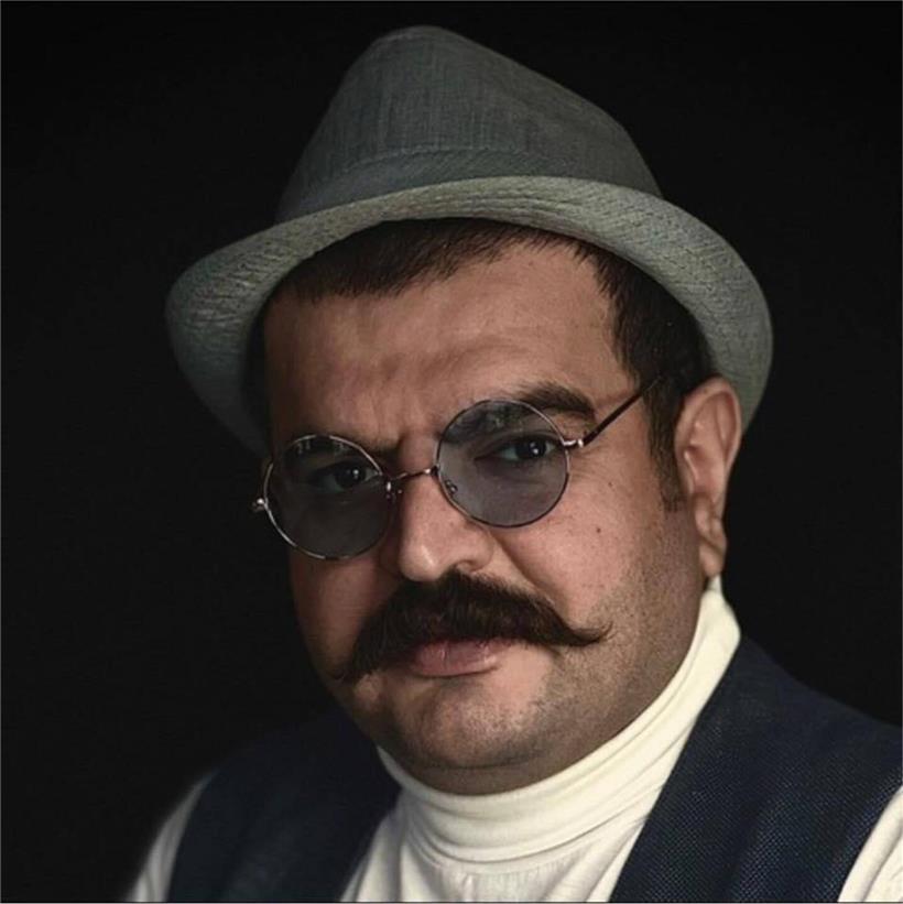 Porträt von Ehsan Tarinia Gilani, Journalist, Übersetzer, Schriftsteller und Medienunternehmer in professionellem Umfeld