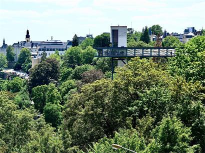 Ein 71 Meter hoher Betonturm und eine Brücke ermöglichen den Weg aus dem Tal hinauf ins Stadtzentrum – und wieder zurück