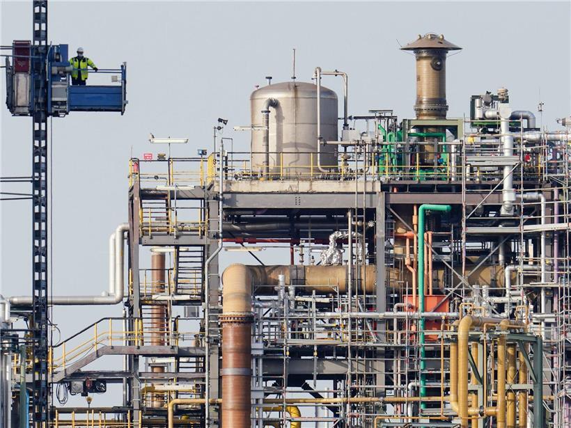 Arbeiter fährt Aufzug neben Gebäuden auf dem BASF Werksgelände, Industrieanlage Chemiekonzern, Produktion und Technik