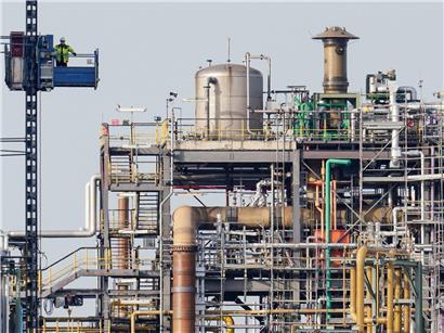 Arbeiter fährt Aufzug neben Gebäuden auf dem BASF Werksgelände, Industrieanlage Chemiekonzern, Produktion und Technik