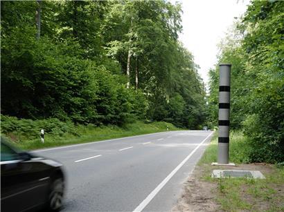 Auto fährt an Blitzer am Waldhaff vorbei – Verkehrssicherheit und Geschwindigkeitskontrolle im Einsatz
