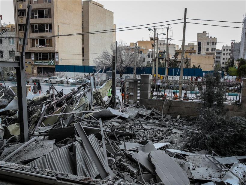 Beschädigtes Wohnhaus in Teheran nach Angriff, zerstörte Fenster und Trümmer sichtbar