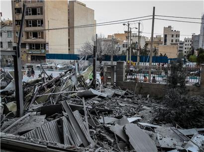 Beschädigtes Wohnhaus in Teheran nach Angriff, zerstörte Fenster und Trümmer sichtbar