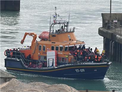 Britisches Seenotrettungsboot der RNLI bringt gerettete Migranten am Ärmelkanal sicher nach Dover